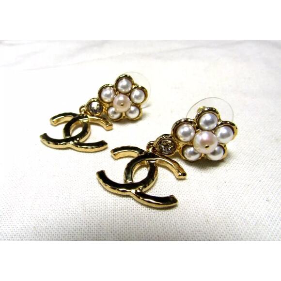 CHANEL 24P Crystal Glass Pearl Flower CC Logo Gold Plated Dangle Drop Earrings - Picture 3 of 10